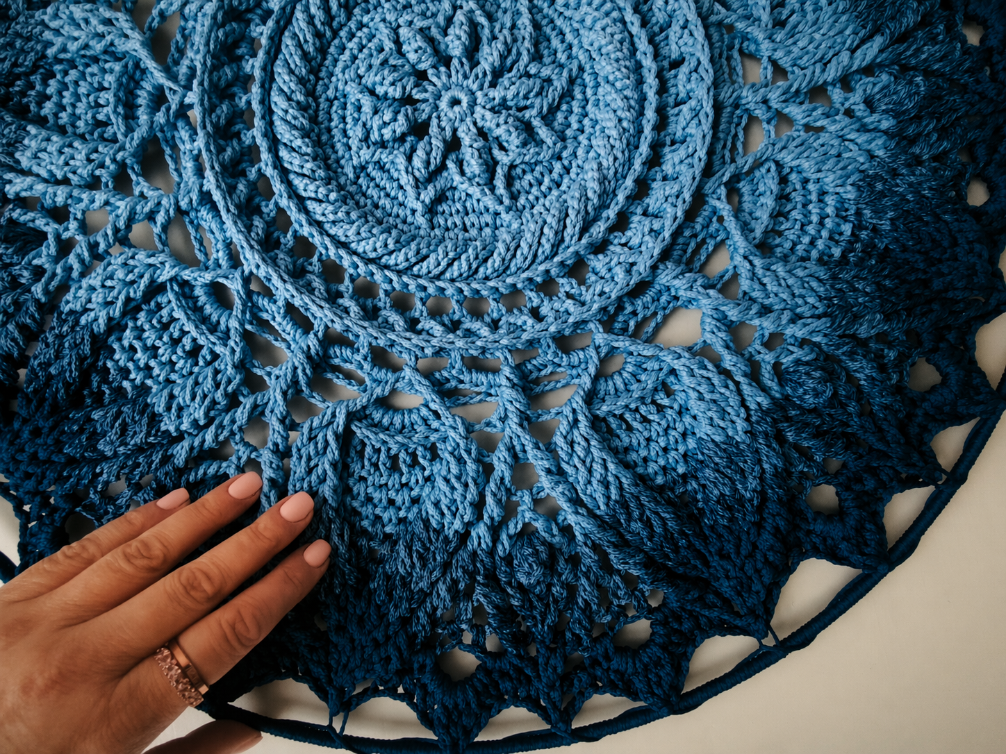 Mėlynos spalvos tamsėjantis ombre mandala kilimas „Ulita" - Image 2