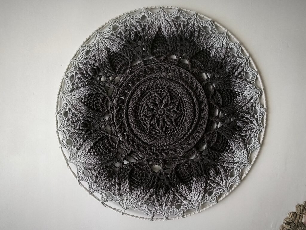 Pilkos spalvos šviesėjantis ombre mandala kilimas „Ulita"