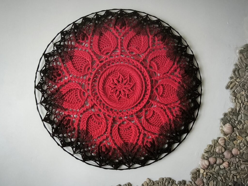 Raudonos - juodo šokolado spalvos ombre mandala kilimas „Ulita"