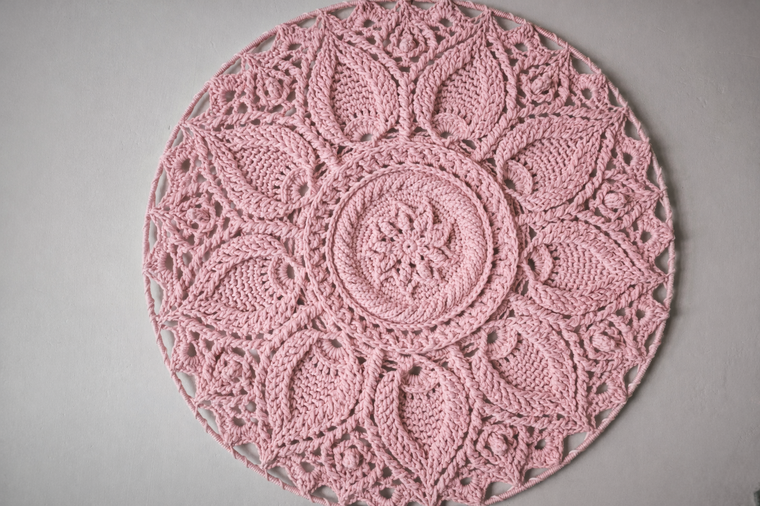 Šviesiai rožinės spalvos mandala kilimas „Ulita" - Image 4