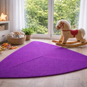 Rankų darbo trikampis kilimas „Trikampis“ – Purpurinės violetinės spalvos